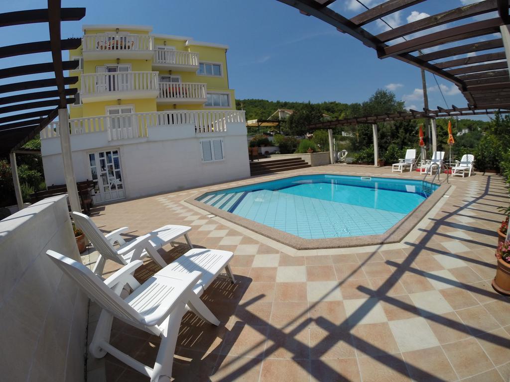 Apartments Romana Слатине Стая снимка