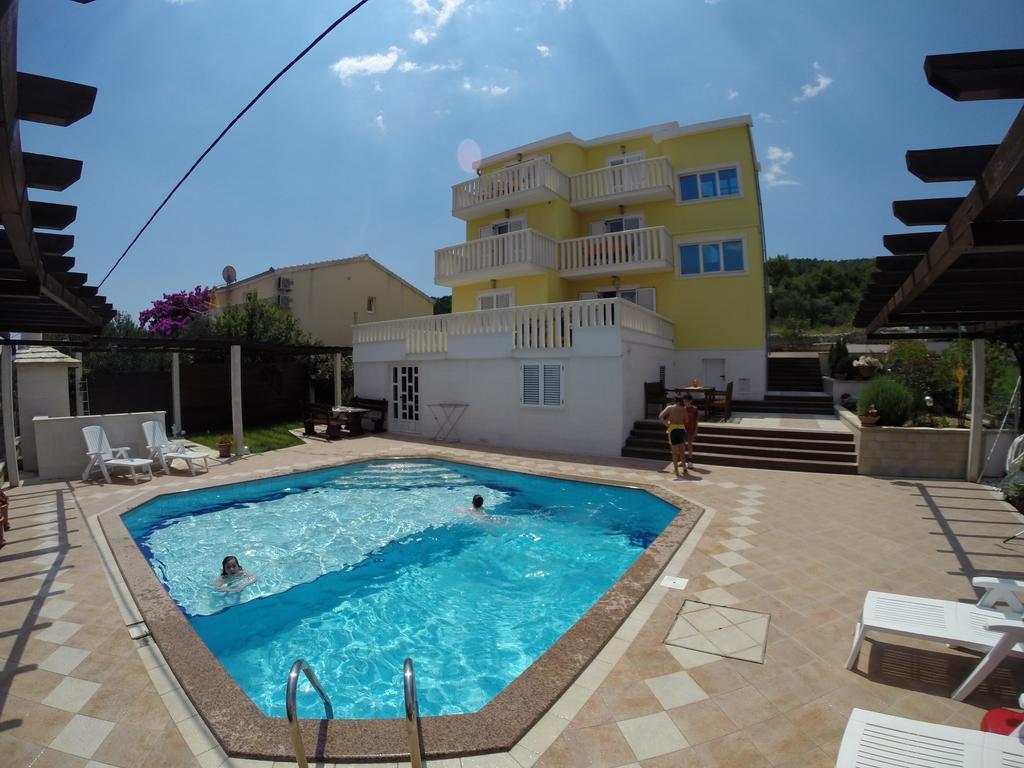 Apartments Romana Слатине Екстериор снимка